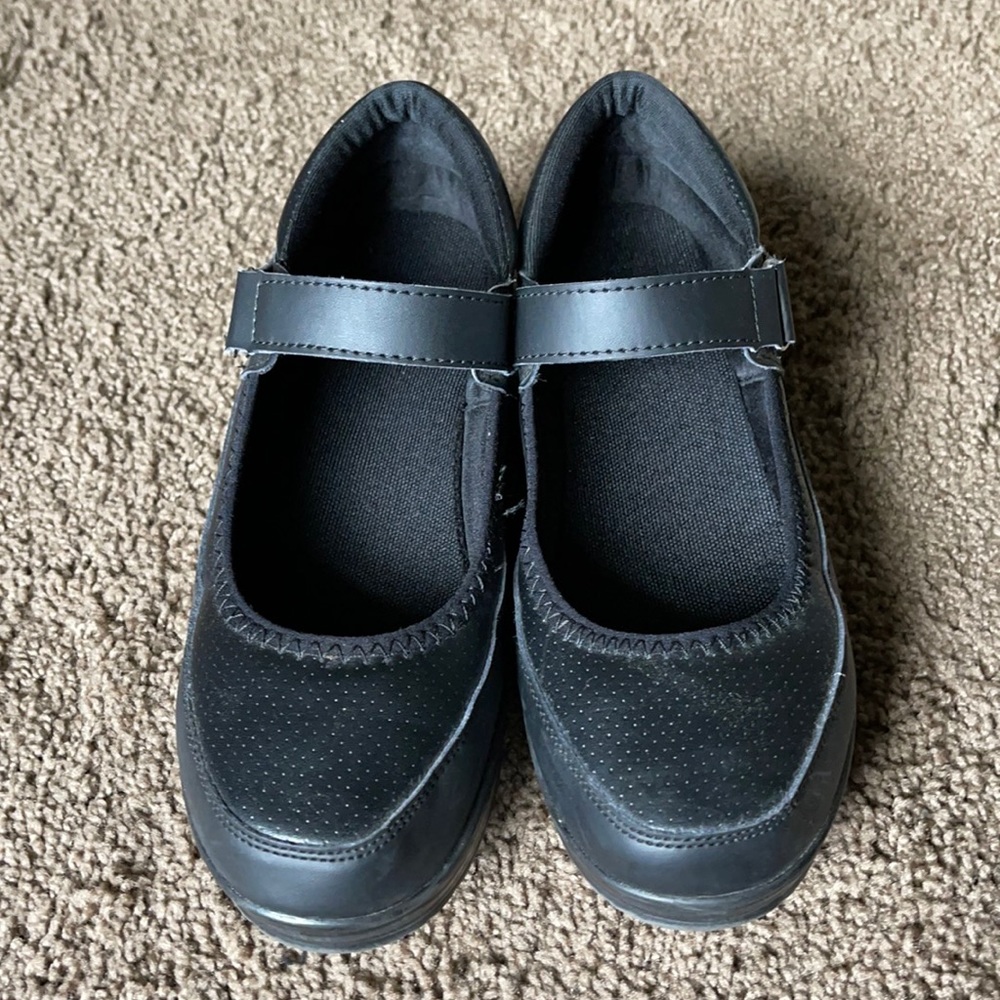 Women’s Mary Jane style walking shoe
